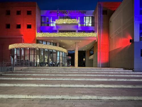 Το Χριστουγεννιάτικο χωριό του Δήμου Χαϊδαρίου και της Κ.Ε.Δ.Χ. μας περιμένουν στην πλατεία Δημαρχείου. Το καρουζέλ, τα θεματικά σπιτάκια, ο Άι Βασίλης με τα ξωτικά του, οι μάγοι, η βασίλισσα του χιονιού, και ξυλοπόδαροι, θα υποδεχθούν τους μικρούς αλλά και μεγάλους φίλους μας. Από το Σάββατο 16/12, ξεκινάει τις διαδρομές του και το Χριστουγεννιάτικο Τραινάκι του Δήμου μας. Η είσοδος είναι ελεύθερη και η επιβίβαση γίνεται στο Δημαρχείο. Το πρόγραμμα λειτουργίας του Χριστουγεννιάτικου χωριού και του τραίνου 