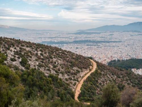 Ποικίλο Όρος: Ο Θρόνος του Οδυσσέα με την πανοραμική θέα της Αθήνας